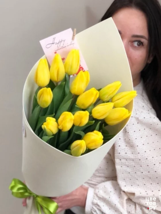 15 жёлтых тюльпанов