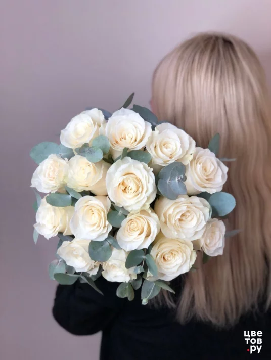 Букет белых роз с эвкалиптом 